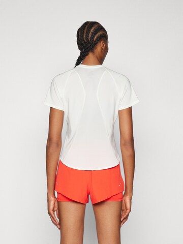 NIKE Функциональная футболка 'SWIFT' в Белый