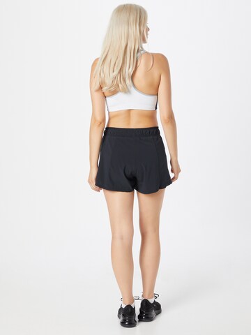 NIKE Regular Sportshorts in Schwarz