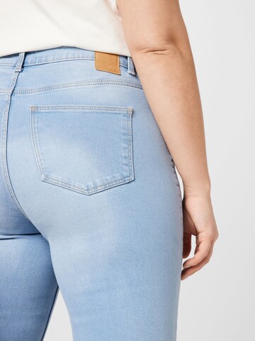 Regular Jeans 'LUNA' de la PIECES Curve pe albastru