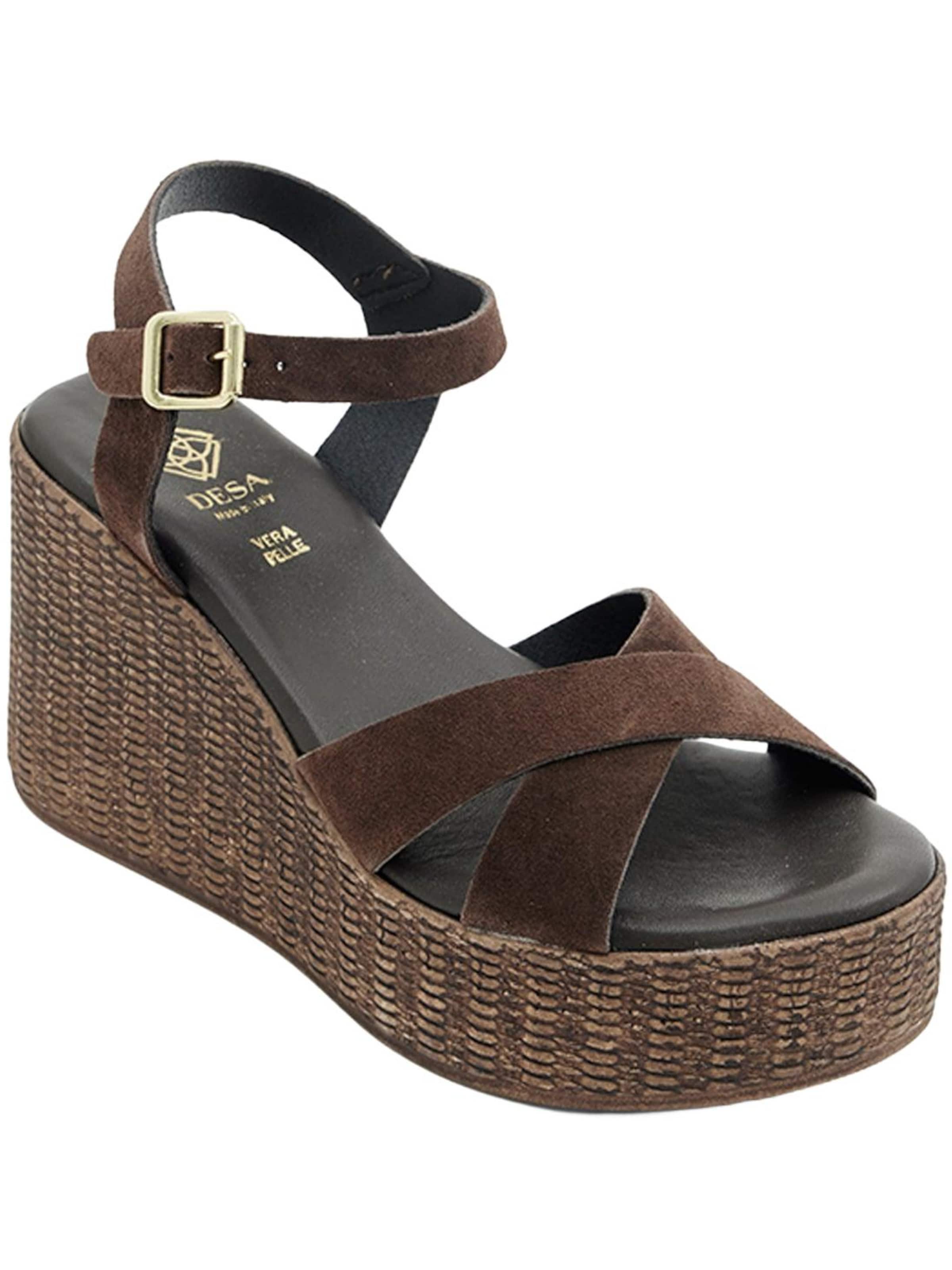 Desa - Sandalias de dedo 'DESA Damen-Wildledersandalen mit Keilabsatz und Metallschnalle' en marrón: frente