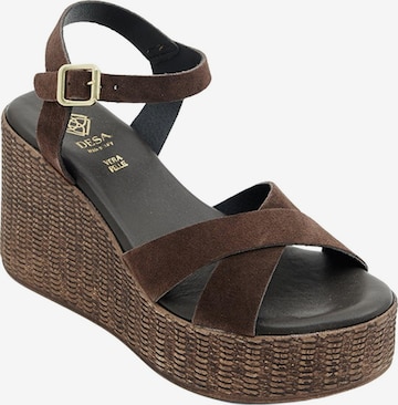 Desa - Sandalias de dedo 'DESA Damen-Wildledersandalen mit Keilabsatz und Metallschnalle' en marrón: frente