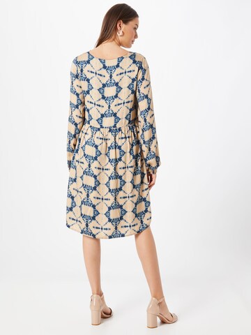 Rochie de la COMMA pe bej