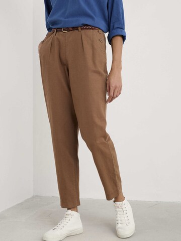 Seasalt Cornwall Tapered Bandplooibroek 'Nanterrow' in Bruin: voorkant