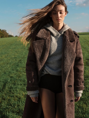 RÆRE by Lorena Rae Pullover i brun