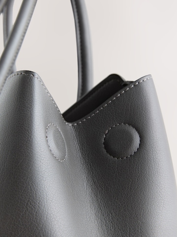 Next Schultertasche in Grau