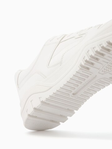 Sneaker bassa di Bershka in bianco