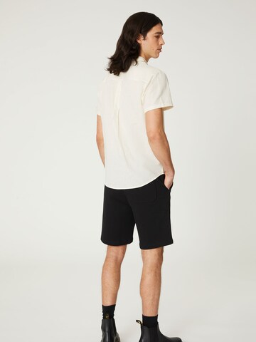 Coupe regular Chemise 'Logan' DAN FOX APPAREL en blanc