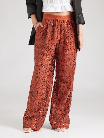 Essentiel Antwerp - Pierna ancha Pantalón plisado 'JENIMS' en rojo: frente