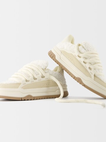 Baskets basses Bershka en beige