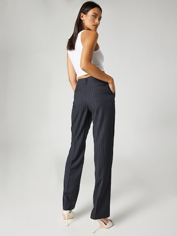 Bella x ABOUT YOU Tapered Broek 'Nelly' in Blauw