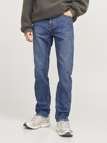 aprel Regular Jeans in Blue: front