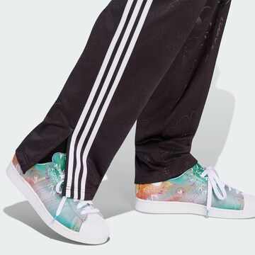 ADIDAS ORIGINALSregular Hlače 'Pride FB' - crna boja