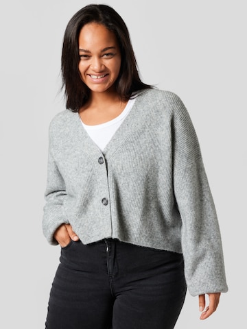 Guido Maria Kretschmer Curvy Strickjacke 'Nathalie' in Grau: predná strana