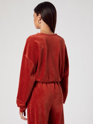 ABOUT YOU x MOGLI - Sweatshirt 'Ria' em vermelho