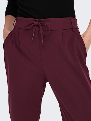 Coupe slim Pantalon 'Carolina' ONLY en rouge