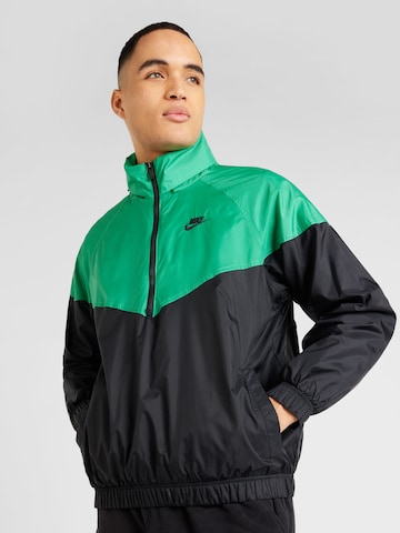 Nike Sportswear Kevad-sügisjope 'Windrunner', värv roheline: eest vaates