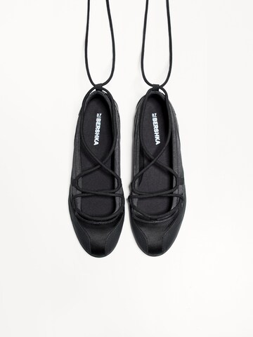 Pantofi cu șireturi de la Bershka pe negru