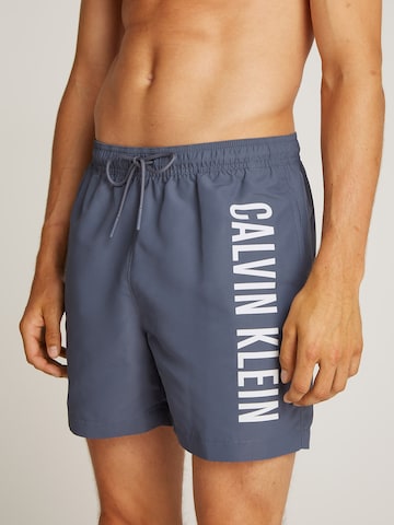 Pantaloncini da bagno di Calvin Klein Swimwear in grigio
