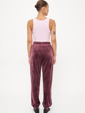 Only Petite Конический (Tapered) Штаны 'ONLREBEL' в Красный