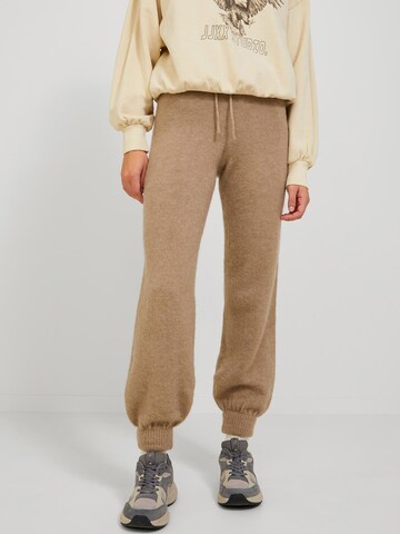 JJXX Tapered Pants 'Emmy' in Brown: front
