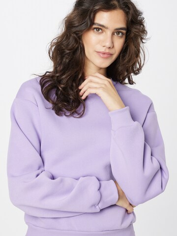 Gina Tricot Sweatshirt i lilla