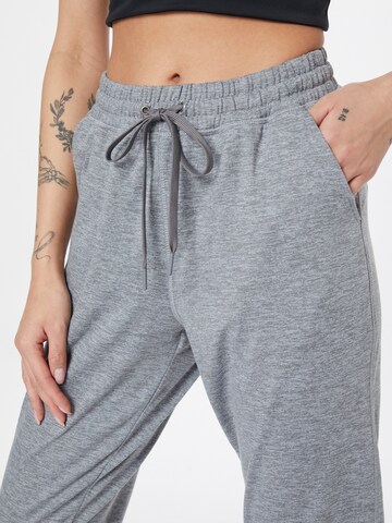 American Eagle Дънки Tapered Leg Панталон 'Yoke' в сиво