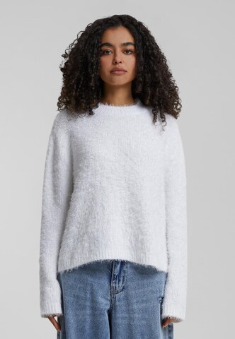 Pull-over Urban Classics en blanc : devant