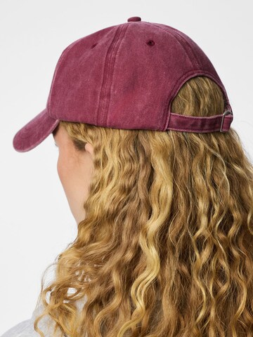 Casquette 'PCGERDINA' PIECES en rouge