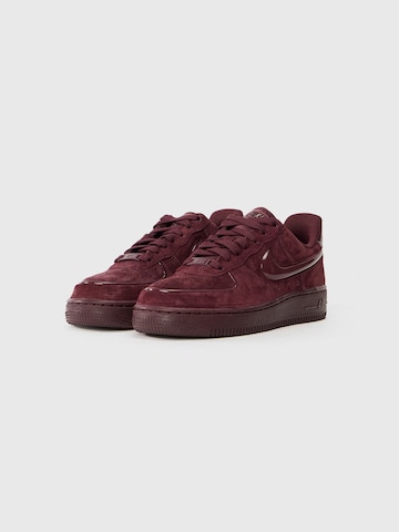 Baskets basses 'Air Force 1 '07' Nike Sportswear en rouge