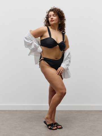 CITA MAASS - Clásico Top de bikini en negro