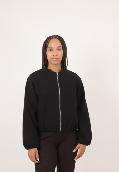Elara Veste mi-saison en L en noir, Vue avec produit