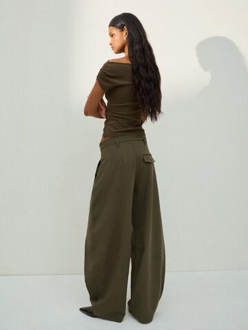Barrel Pantaloni con pieghe di Bershka in verde