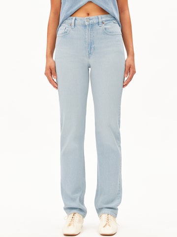 Regular Jean 'Carenaa' ARMEDANGELS en bleu : devant