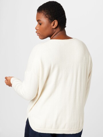 Pull-over 'MARGARETA' ONLY Carmakoma en blanc