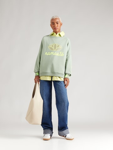 Sweat-shirt 'Namaste' miss goodlife en vert