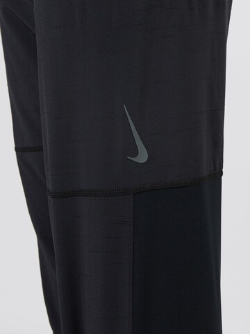 NIKE Tapered Sportbroek in Zwart