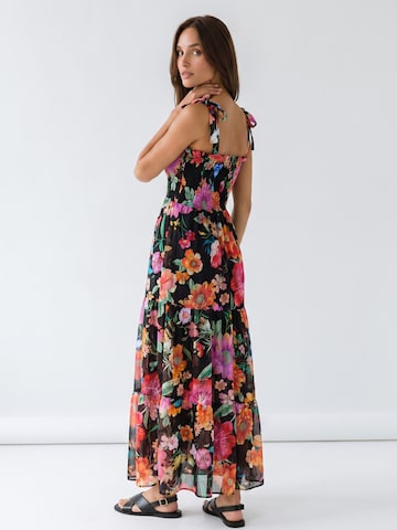 Introvertie VIENNA - Vestido de verano 'Girl Got Pockets Silk Linen Shirred Maxi Dress' en negro