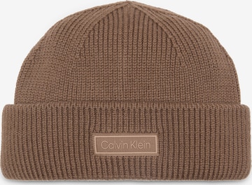 Căciulă de la Calvin Klein pe maro: față