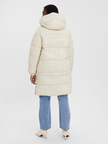 Vero Moda Curve Płaszcz zimowy 'Uppsala' w kolorze beżowy