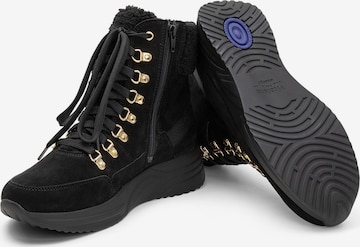 VITAFORM Ankle Boots in Black