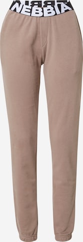 NEBBIA Tapered Sports trousers in Brown: front