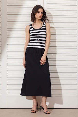 Trendyol - Vestido en negro: frente