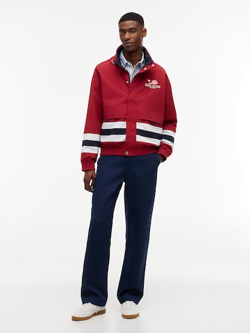 TOMMY HILFIGER Tussenjas in Rood