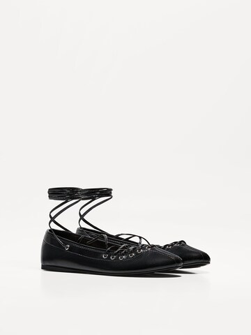 Bershka Baleríny s řemínky – černá