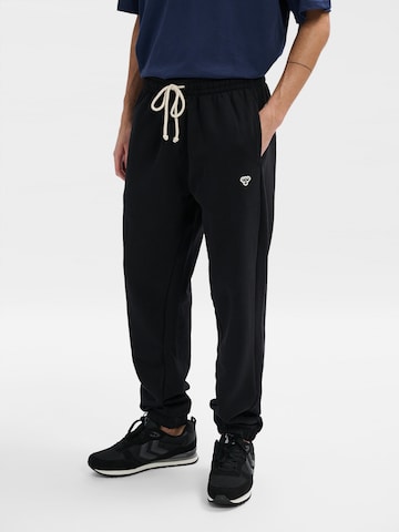 Hummel Tapered Broek 'Bee' in Zwart: voorkant