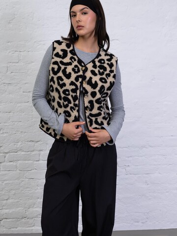 BROKE + SCHÖN Weste 'Teddyweste mit Leoprint'‌‌‌‌‌‌‌ in Beige