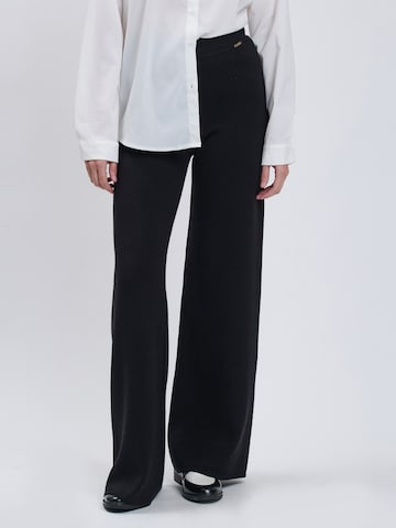 Influencer Wide Leg Hose in Schwarz: Vorderseite