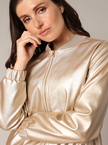 Veste mi-saison 'LUIZA' Deeluxe en or