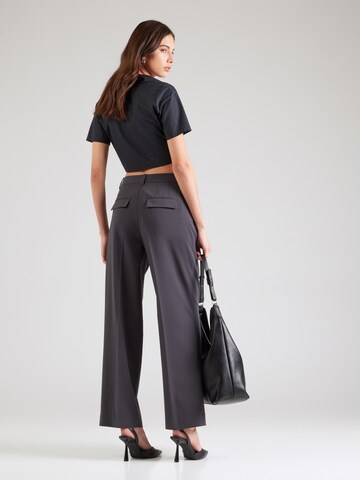 Loosefit Pantaloni con pieghe 'Cassie' di MSCH COPENHAGEN in grigio