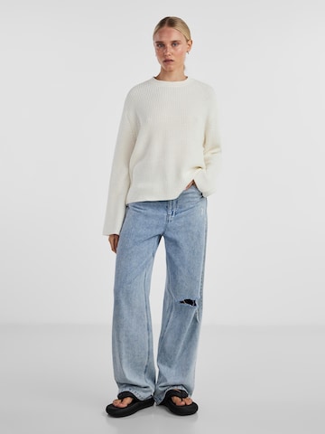 Pull-over 'SABINA' PIECES en blanc